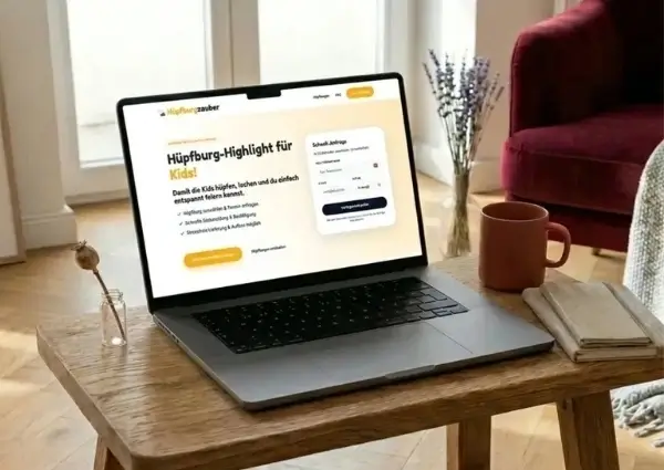 Notebook auf einem tisch mit Bild einer Website