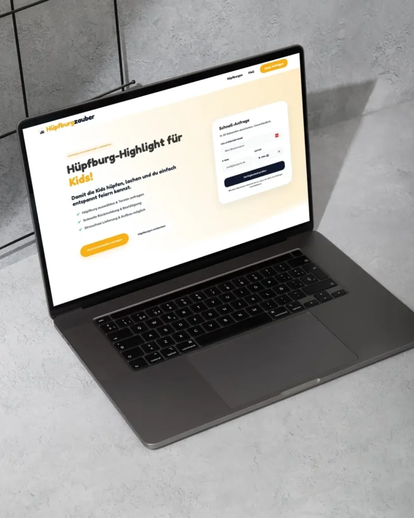 Notebook mit einem Bild einer Website