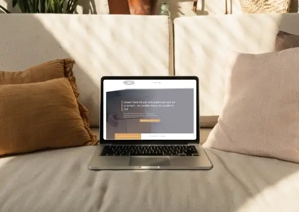Notebook auf einem Sofa
